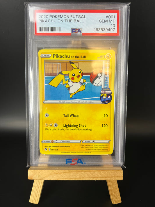 Pokémon Karte Pikachu on the Ball (FUT20 001) PSA 10 - Futsal Promos - English