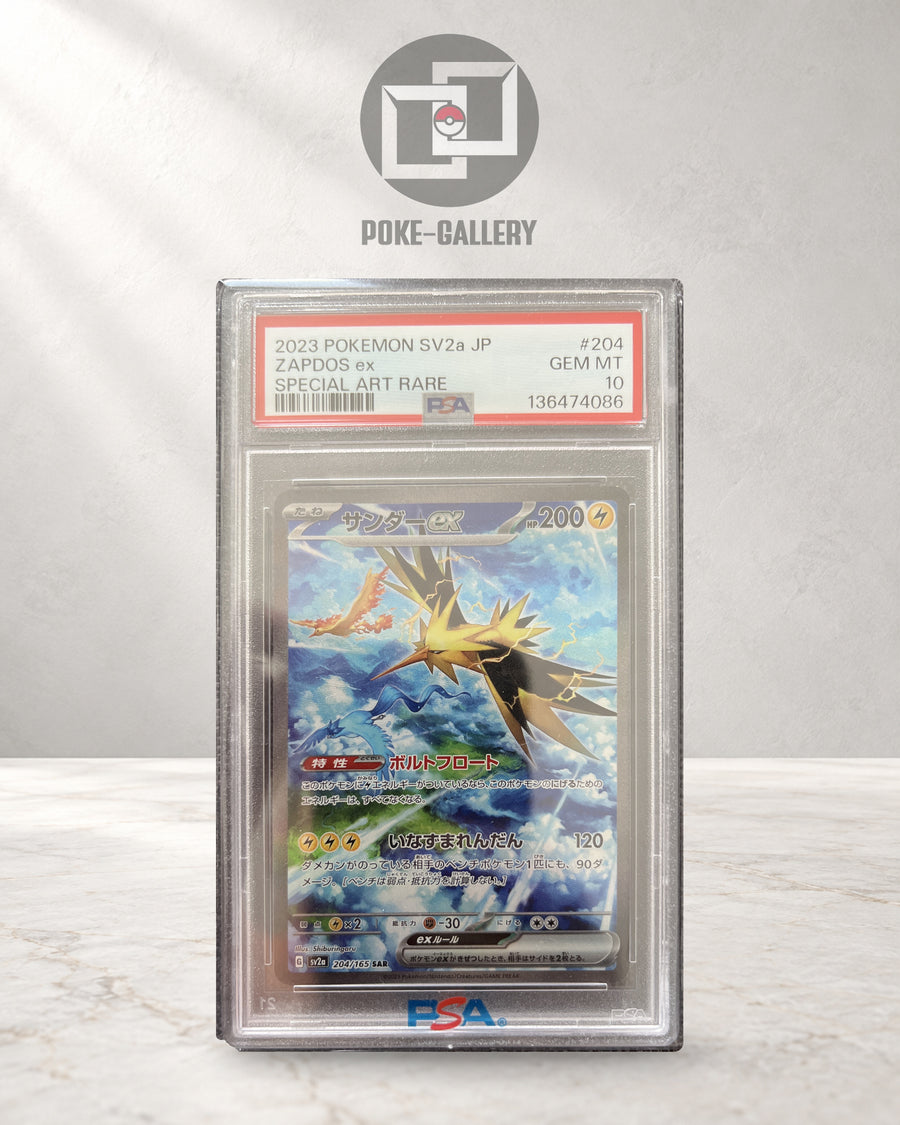 Zapdos ex 204/165 aus Pokémon Card 151, japanische Special Art Rare im PSA-10-Slab, CERT 136474086, vor dem POKE-GALLERY-Logo.