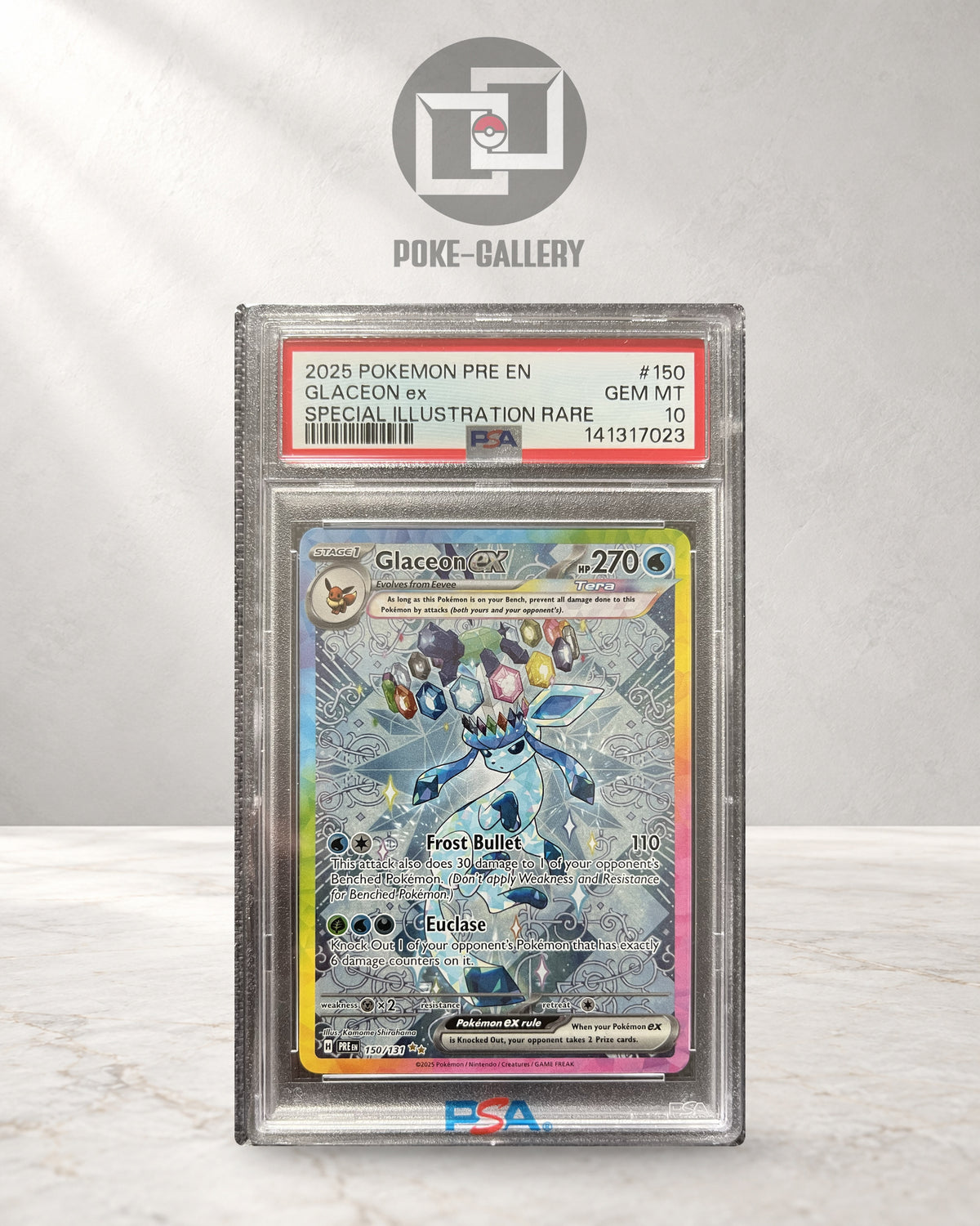 Glaceon ex 150/131 aus Prismatic Evolutions, englische Pokémon-Karte im PSA-10-Slab, CERT 141317023, vor dem POKE-GALLERY-Logo.