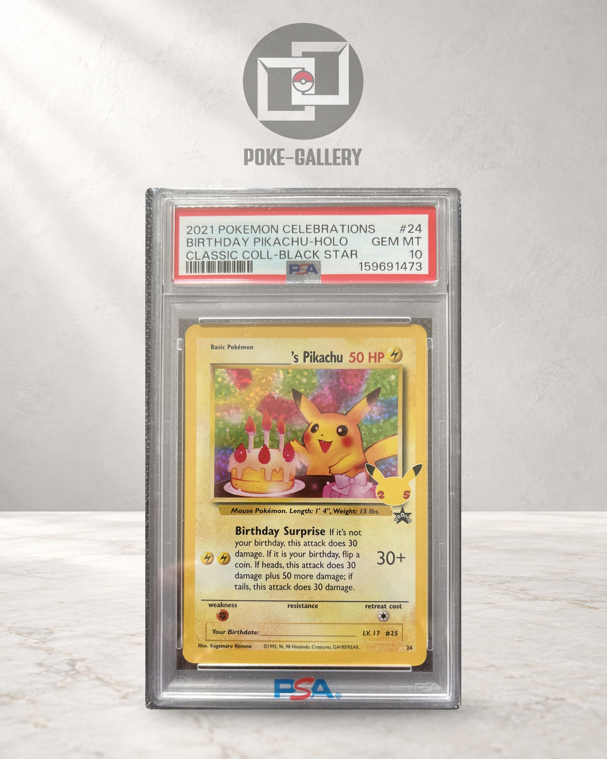 Beispielbild: Birthday Pikachu 24 aus Celebrations Classic Collection, englische Pokémon-Karte im PSA-10-Slab vor dem POKE-GALLERY-Logo. CERT im Foto: 159691473.