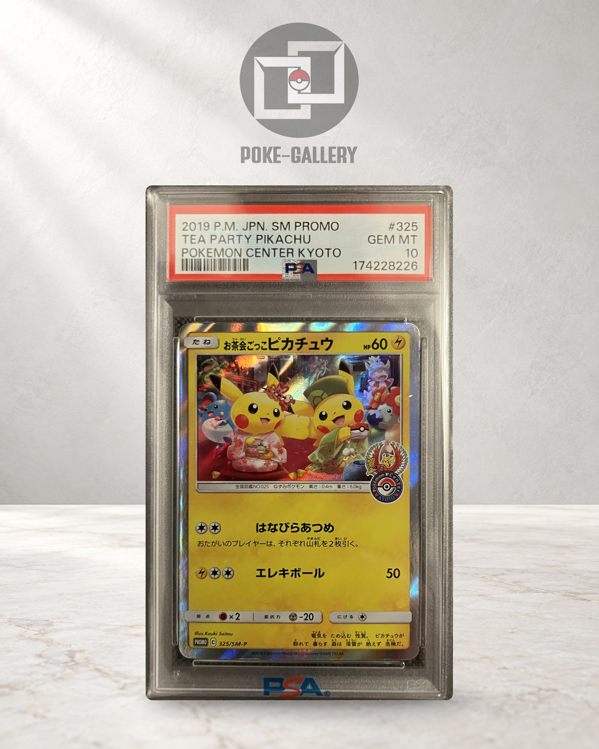 Japanisches Tea Party Pikachu 325/SM-P, Pokémon-Center-Kyoto-Promo von 2019 im PSA-10-Slab, CERT 174228226, mit zwei Pikachu in Festkleidung.
