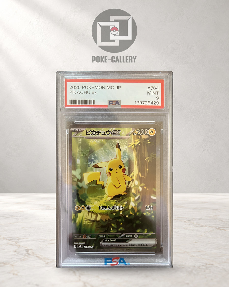 Japanisches Pikachu ex 764/742 aus Start Deck 100 Battle Collection im PSA-9-Slab, CERT 179729429, mit Waldmotiv von booota.