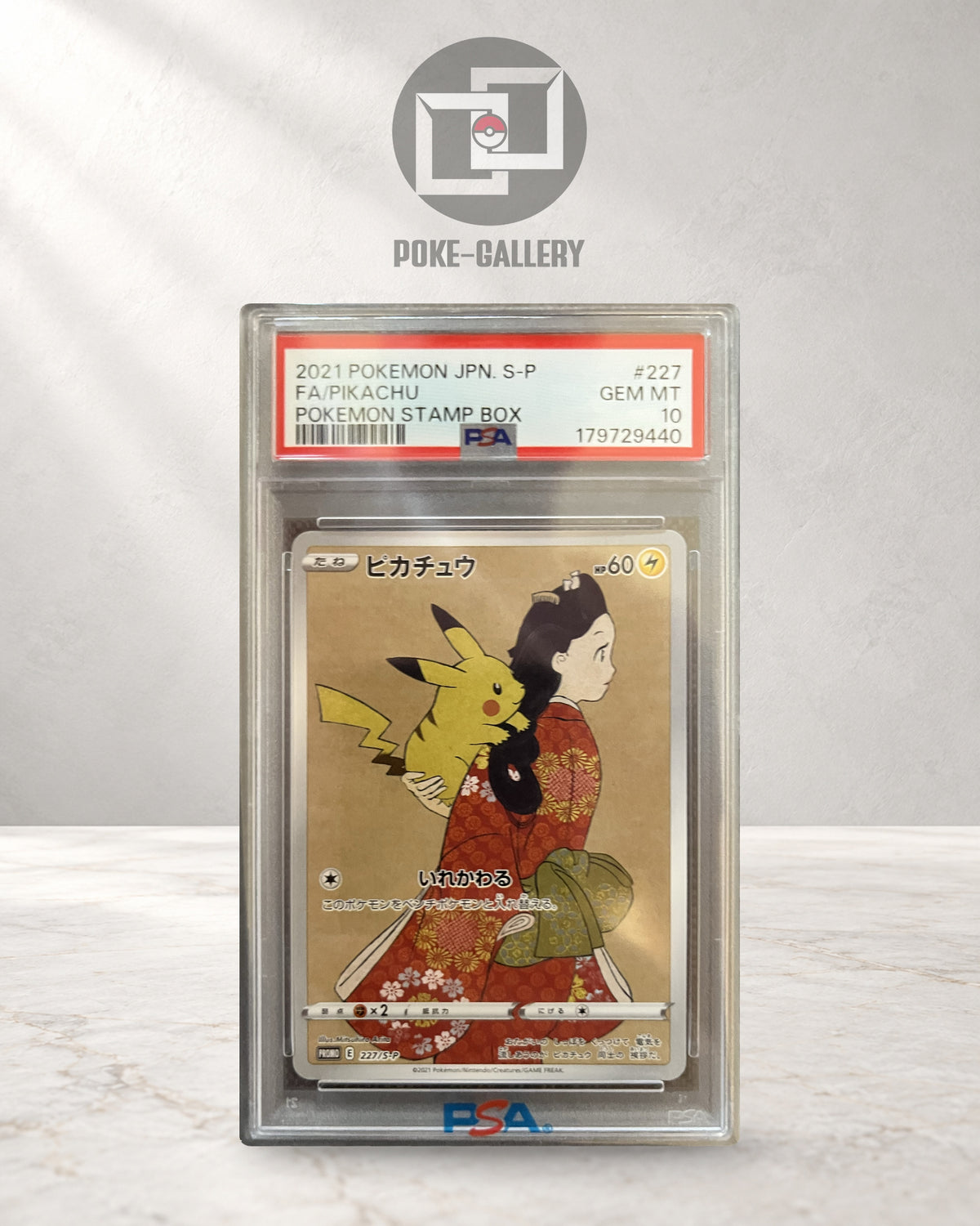 Japanisches Pikachu 227/S-P aus der Pokémon Stamp Box von 2021 im PSA-10-Slab, CERT 179729440, mit Frau im roten Kimono.