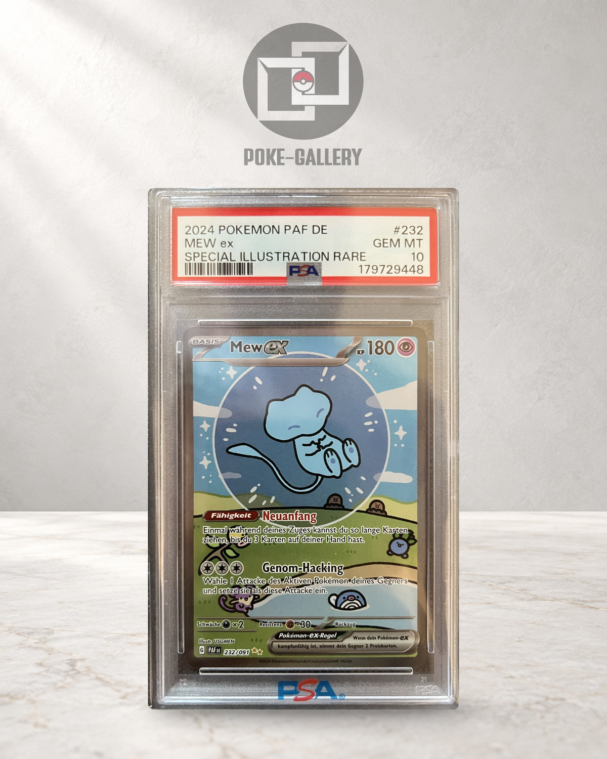 Deutsches Mew ex 232/091 aus Paldeas Schicksale im PSA-10-Slab, CERT 179729448, mit blauem Mew und weiteren Pokémon in einer Landschaft.