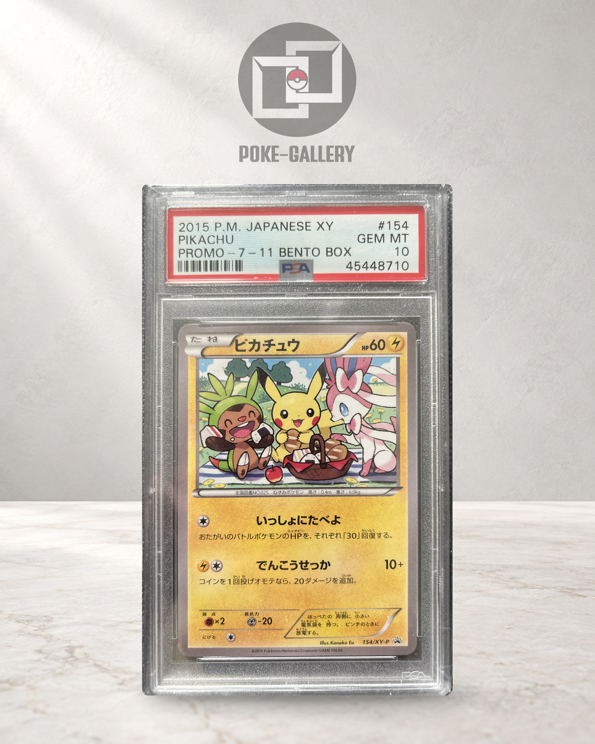 Pikachu 154/XY-P, japanische 7-Eleven Bento Box Promo von 2015 im PSA-10-Slab, CERT 45448710, vor dem POKE-GALLERY-Logo.